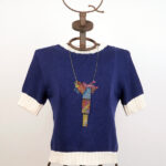 Maglia blu scuro in cotone a maniche corte con collana