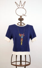 Maglia blu scuro in cotone a maniche corte con collana