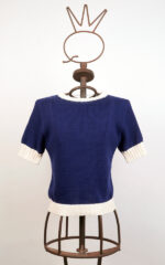 Maglia blu scuro in cotone a maniche corte con collana - immagine 2