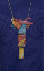 Maglia blu scuro in cotone a maniche corte con collana - immagine 3