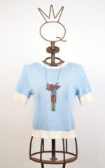 Maglia celeste polvere in cotone a maniche corte con collana