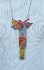 Maglia celeste polvere in cotone a maniche corte con collana - immagine 3