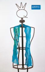 Foulard en crépon de soie avec ourlet roulotté et imprimé