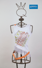 Top bianco con stampe e applicazioni