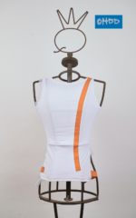 Top bianco con stampe e applicazioni - immagine 2