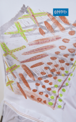 Top bianco con stampe e applicazioni - immagine 3