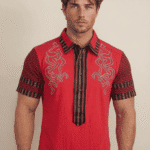 Uomo in camicia rossa con dettagli neri e ricami, ideale per occasioni casual e moda estiva.