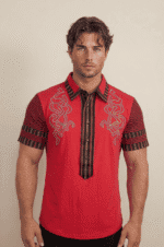 Uomo in camicia rossa con dettagli neri e ricami, ideale per occasioni casual e moda estiva.