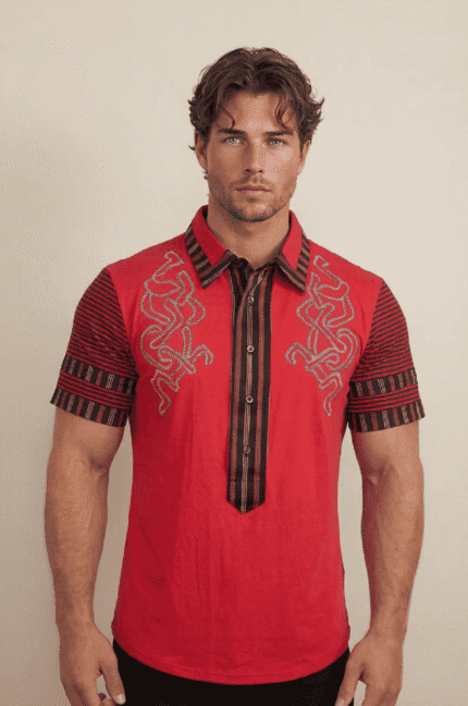Uomo in camicia rossa con dettagli neri e ricami, ideale per occasioni casual e moda estiva.