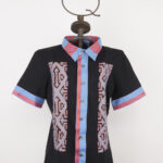 Camicia T-shirt nera da uomo in cotone elasticizzato con applicazione ricamata