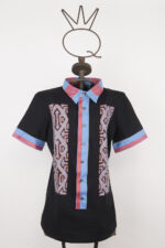 Camicia T-shirt nera da uomo in cotone elasticizzato con applicazione ricamata