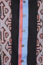 Camicia T-shirt nera da uomo in cotone elasticizzato con applicazione ricamata - immagine 3