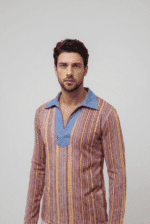 Uomo in camicia a righe colorate con colletto blu, in posa su sfondo neutro. Stile moderno e alla moda.