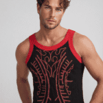 Modello maschile che indossa una canotta nera con dettagli rossi e un design elegante, ideale per l'allenamento o il tempo libero.