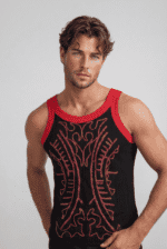 Modello maschile che indossa una canotta nera con dettagli rossi e un design elegante, ideale per l'allenamento o il tempo libero.