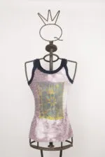 Canottiera con stampa colorata su manichino, caratterizzata da un design moderno e dettagli artistici, ideale per un look casual e alla moda.