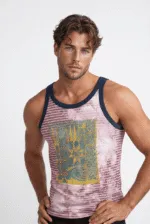 Uomo giovane in canotta colorata con design grafico, sfondo neutro, stile casual e moderno.