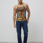 Modello maschile che indossa una canotta con design colorato e jeans blu, in uno studio fotografico con sfondo neutro.