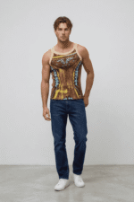 Modello maschile che indossa una canotta con design colorato e jeans blu, in uno studio fotografico con sfondo neutro.