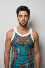 Uomo che indossa una canotta con un design colorato e artistico, in primo piano su sfondo neutro. La canotta presenta motivi vivaci e dettagli intricati, ideale per uno stile casual e moderno.