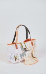 Borsa a mano in puro cotone con stampe e applicazioni - immagine 3