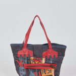 Sac à main bleu en coton avec appliqués et imprimé