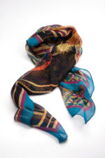 Foulard en crépon de soie avec ourlet roulotté et imprimé