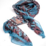 Foulard en crépon de soie avec ourlet roulotté et imprimé