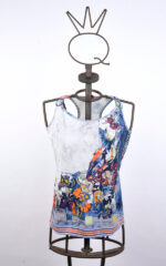 Top bianco con scollo all’americana e stampa