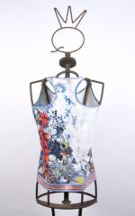 Top bianco con scollo all’americana e stampa - immagine 2