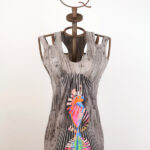 Vestido corto de punto elástico con estampado "Loro"