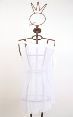 Tunica bianca in tulle ricamato monospalla - immagine 2