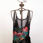 Top noir en tulle stretch avec broderie coq