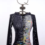 Felpa nera con cappuccio in jersey elasticizzata con stampa geometrica