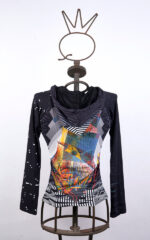 Felpa nera con cappuccio in jersey elasticizzata con stampa geometrica - immagine 2