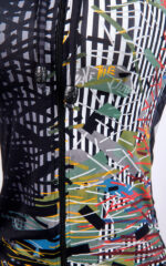 Felpa nera con cappuccio in jersey elasticizzata con stampa geometrica - immagine 3