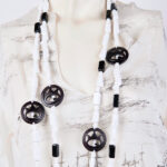 Collier noir et blanc en PVC avec logo