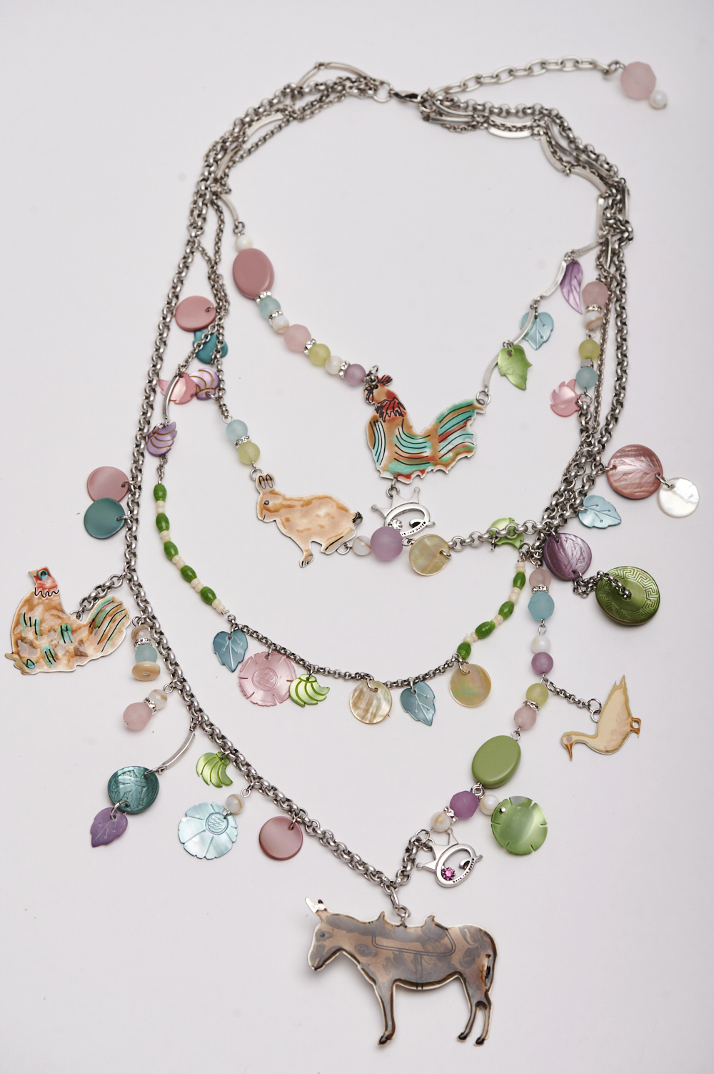 11SSQ118577_ 6 Collier à quatre brins avec animaux de la ferme émaillés – Image 1