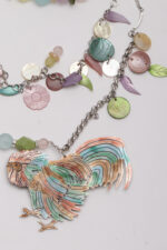 Collier à trois brins avec médaillon émaillé – Image 2