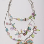 Collier à trois brins avec médaillon émaillé