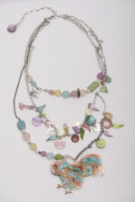 Collier à trois brins avec médaillon émaillé