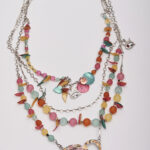 Collier à quatre brins avec médaillon émaillé