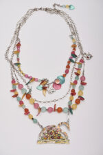 Collier à quatre brins avec médaillon émaillé