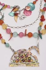 Collier à quatre brins avec médaillon émaillé – Image 2