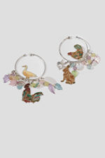 Orecchini a cerchio colorati con dettagli di animali e foglie, realizzati in metallo e resina, perfetti per un look originale e vivace.