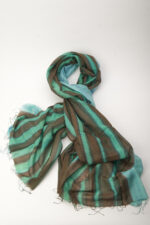 Sciarpa a righe marroni e turchesi, realizzata in tessuto leggero e morbido, ideale per outfit estivi e primaverili.