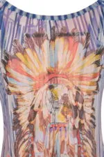 Maglietta con stampa artistica che rappresenta un copricapo indiano, caratterizzata da piume colorate e dettagli grafici vivaci. Ideale per un look bohemien e originale.