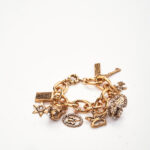 Bracciale dorato con ciondoli e strass