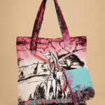 Borsa tote colorata con design artistico di giraffe e paesaggi, marca Save the Queen, perfetta per un look casual e alla moda.