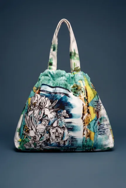 Borsa a spalla con design floreale e colori vivaci, ideale per un look estivo. Realizzata in tessuto leggero, presenta manici lunghi e una forma ampia per un'ottima capienza.